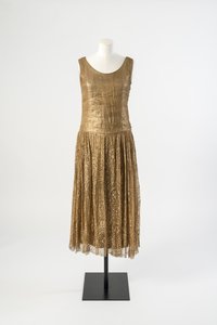 Vestido de noite dourado em seda lamé revestido com corpete de treliça e saia de renda dourada, final dos anos 1920 (seda)
